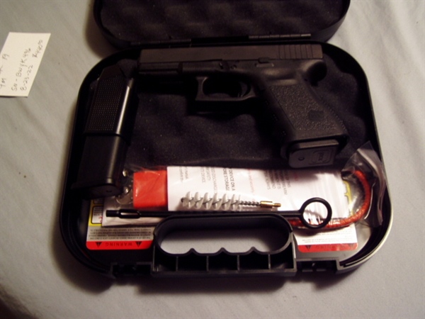 NEW IN BOX GLOCK 19 GEN 3 2 15 RD MAGS $ 525.00